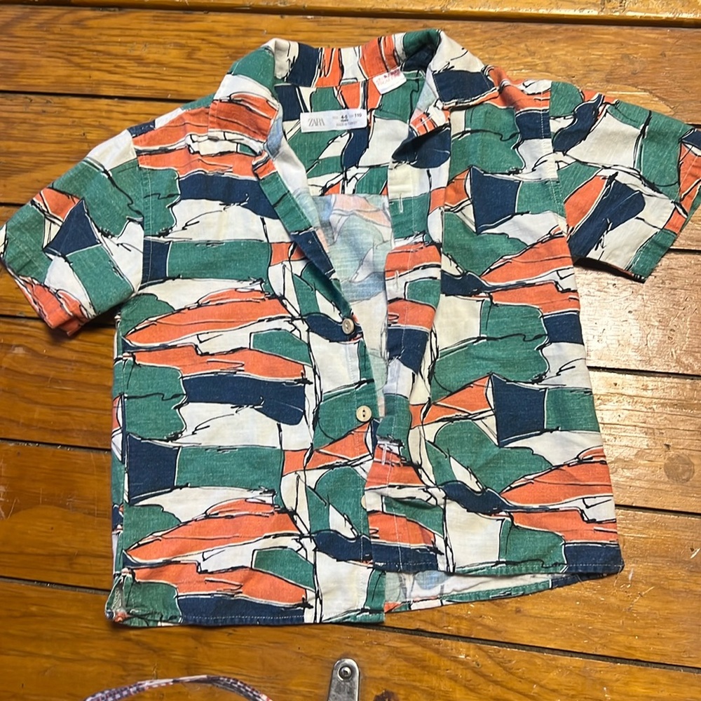 Short sleeved collared shirt